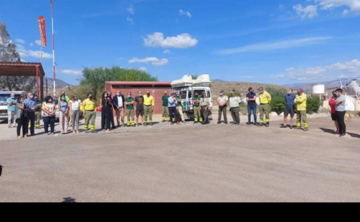 Minuto de silencio de compañeros y familiares en el centro forestal de Alhama de Almería donde trabajaba Carlos Martínez.