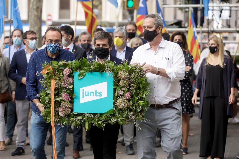 El secretario general de JxCat, Jordi Sànchez (c) junto a los ex diputados , Josep Rull (i) y Josep Font (d) durante la ofrenda floral