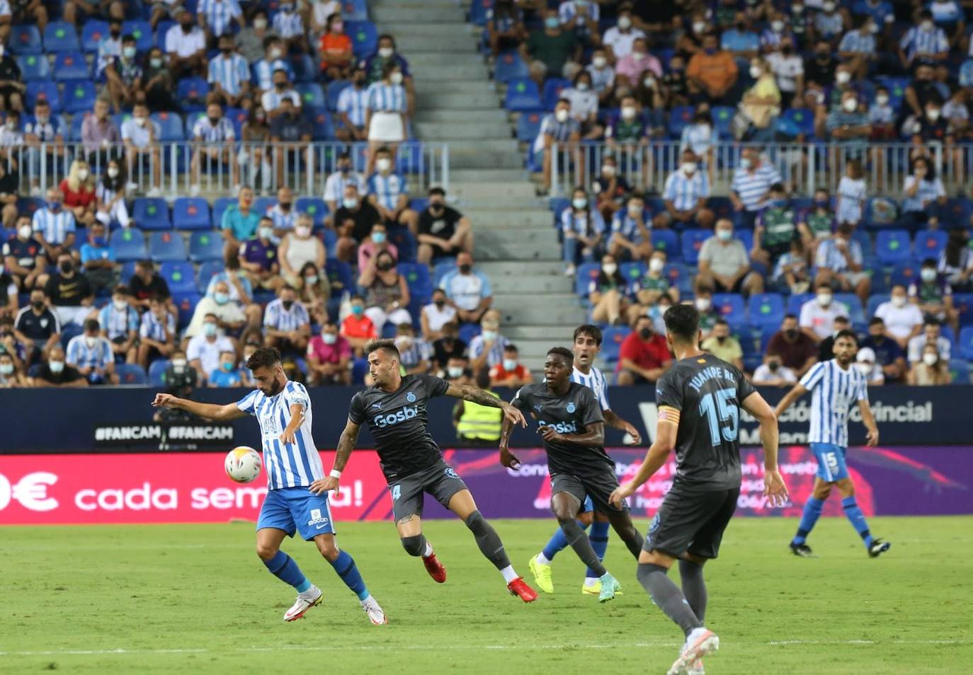 La Rosaleda volvió a mostrar un gran ambiente este domingo, pese a las restricciones por el covid 