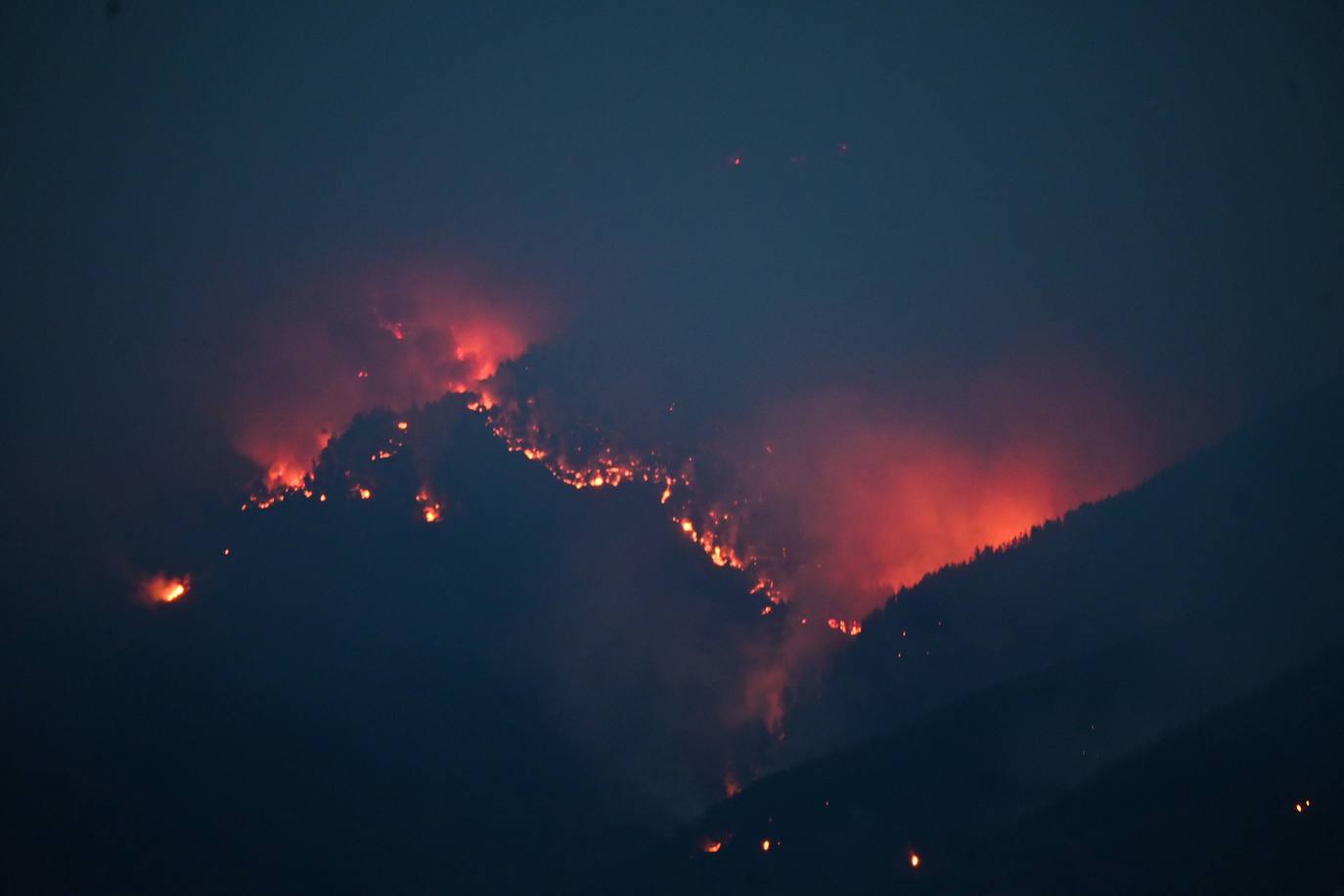 Vista del incendio desde Atajate