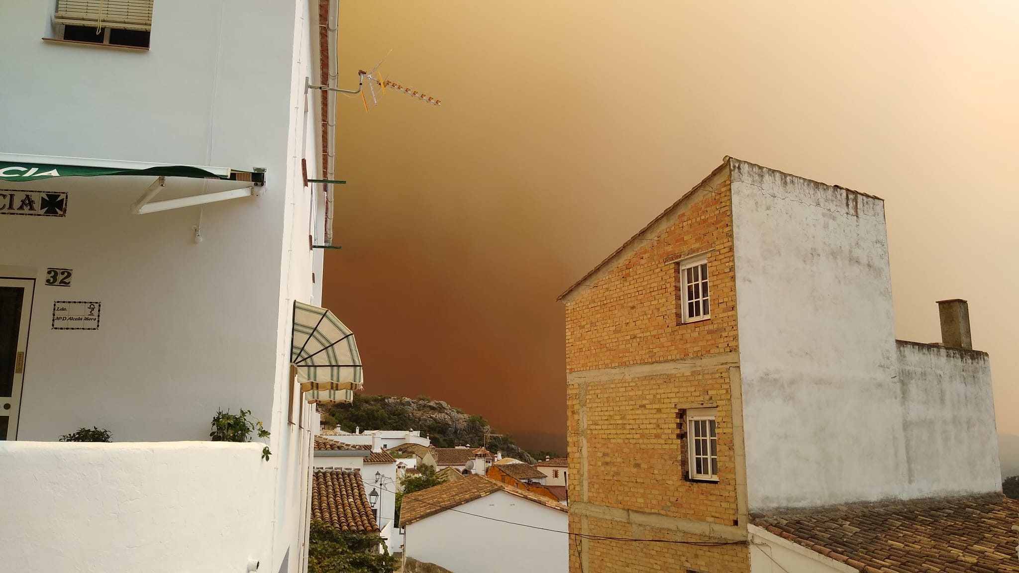 La situación del fuego obliga al desalojo de Alpandeire, Júzcar, Faraján y Pujerra, además de Jubrique y Genalguacil. En la imagen, Alpandeire.