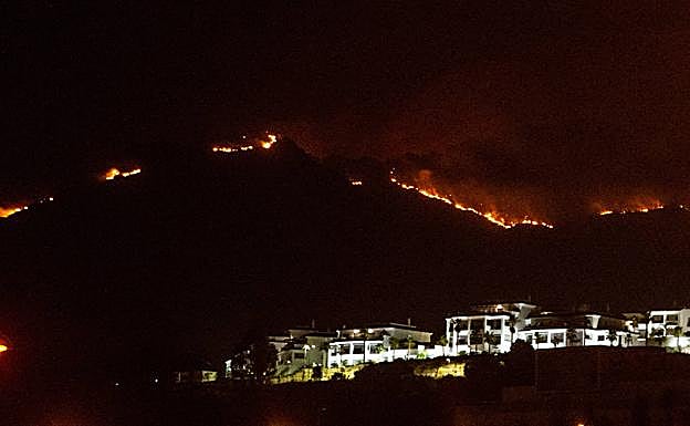 Así ven el incendio en los montes los vecinos de Estepona.