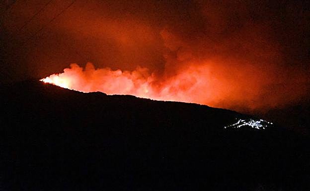 Vista del fuego y Pujerra.