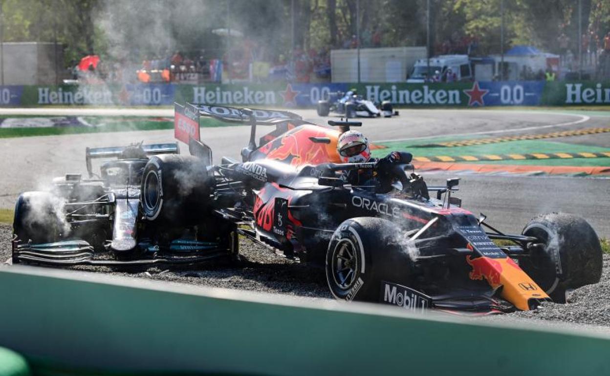 El Mercedes de Hamilton y el Red Bull de Verstappen, tras el impacto entre ambos.