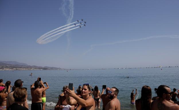 Imagen principal - El Festival Aéreo vuelve por todo lo alto a Torre del Mar