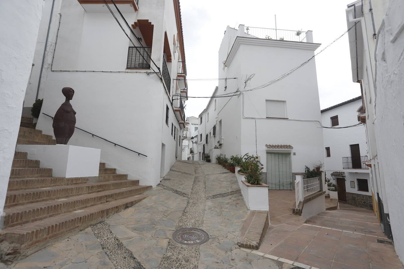 Las calles de Genalguacil permanecen vacías y es de momento el único municipio que se mantendrá con los vecinos desalojados. 