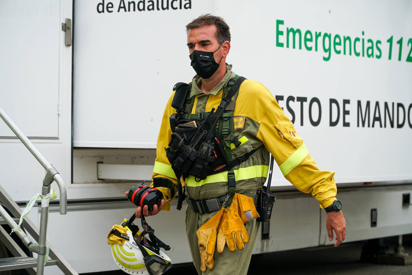 Un bombero del Infoca, en el puesto de mando