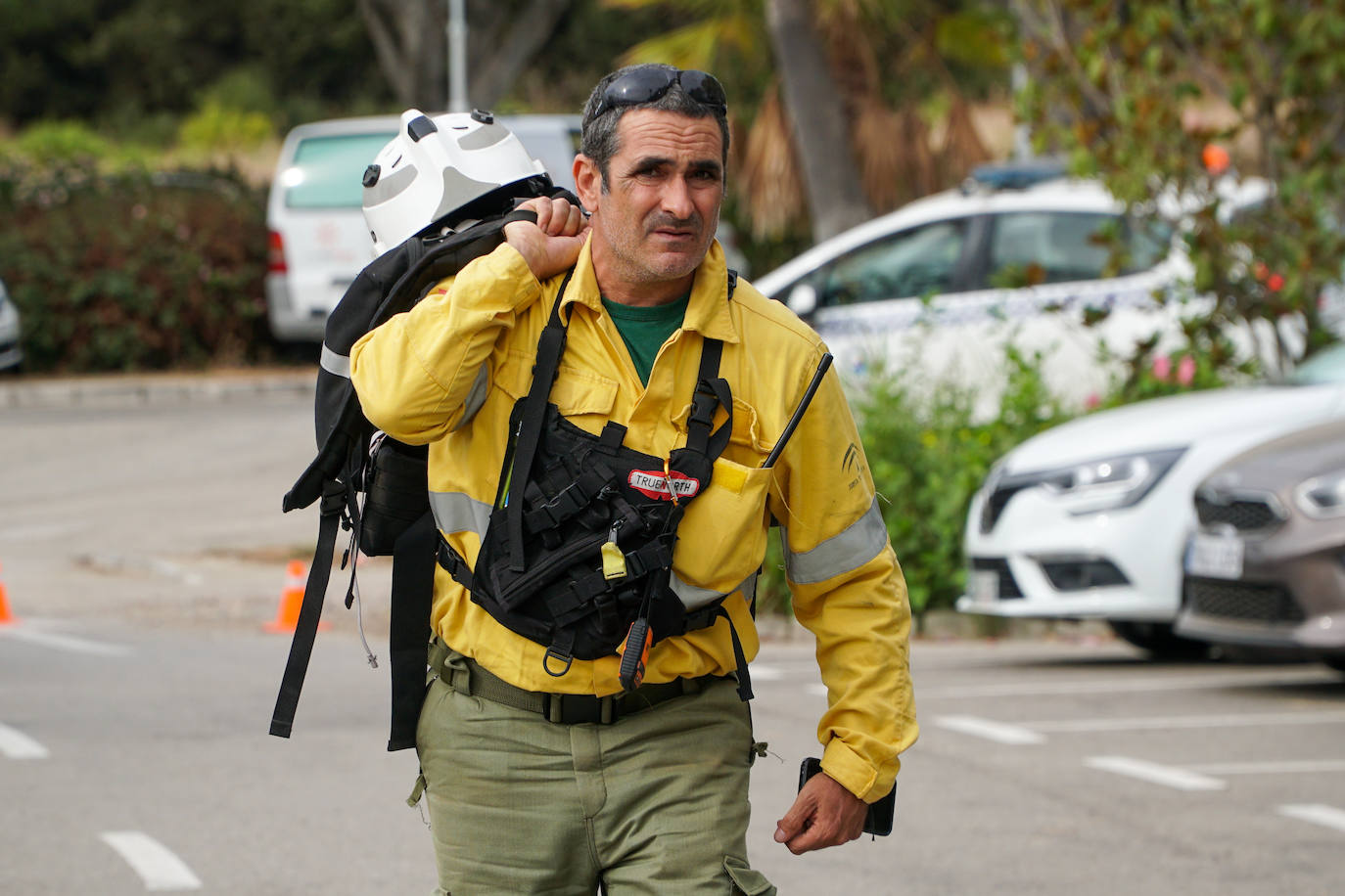 Un bombero del Infoca, en el puesto de mando