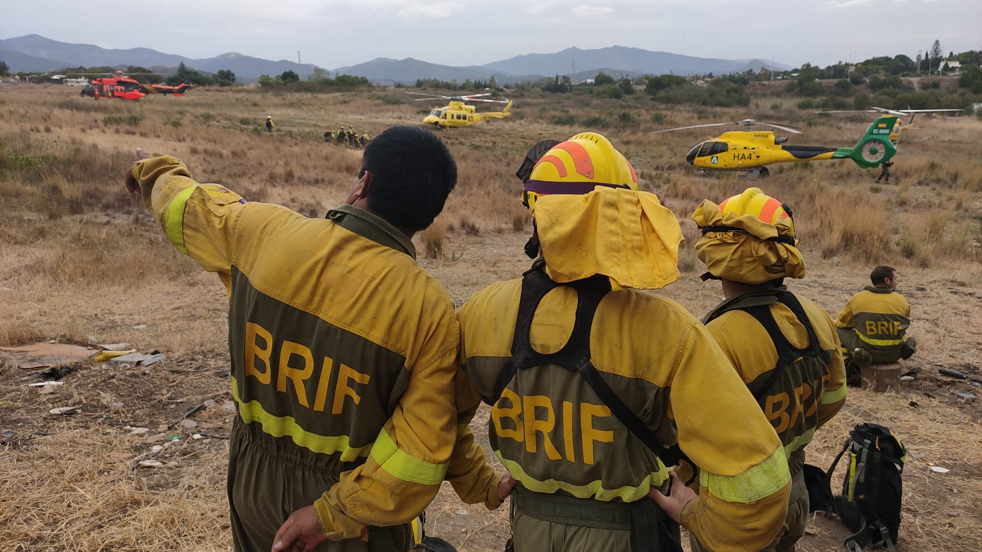 El incendio se bifurca y avanza en dos frentes este lunes