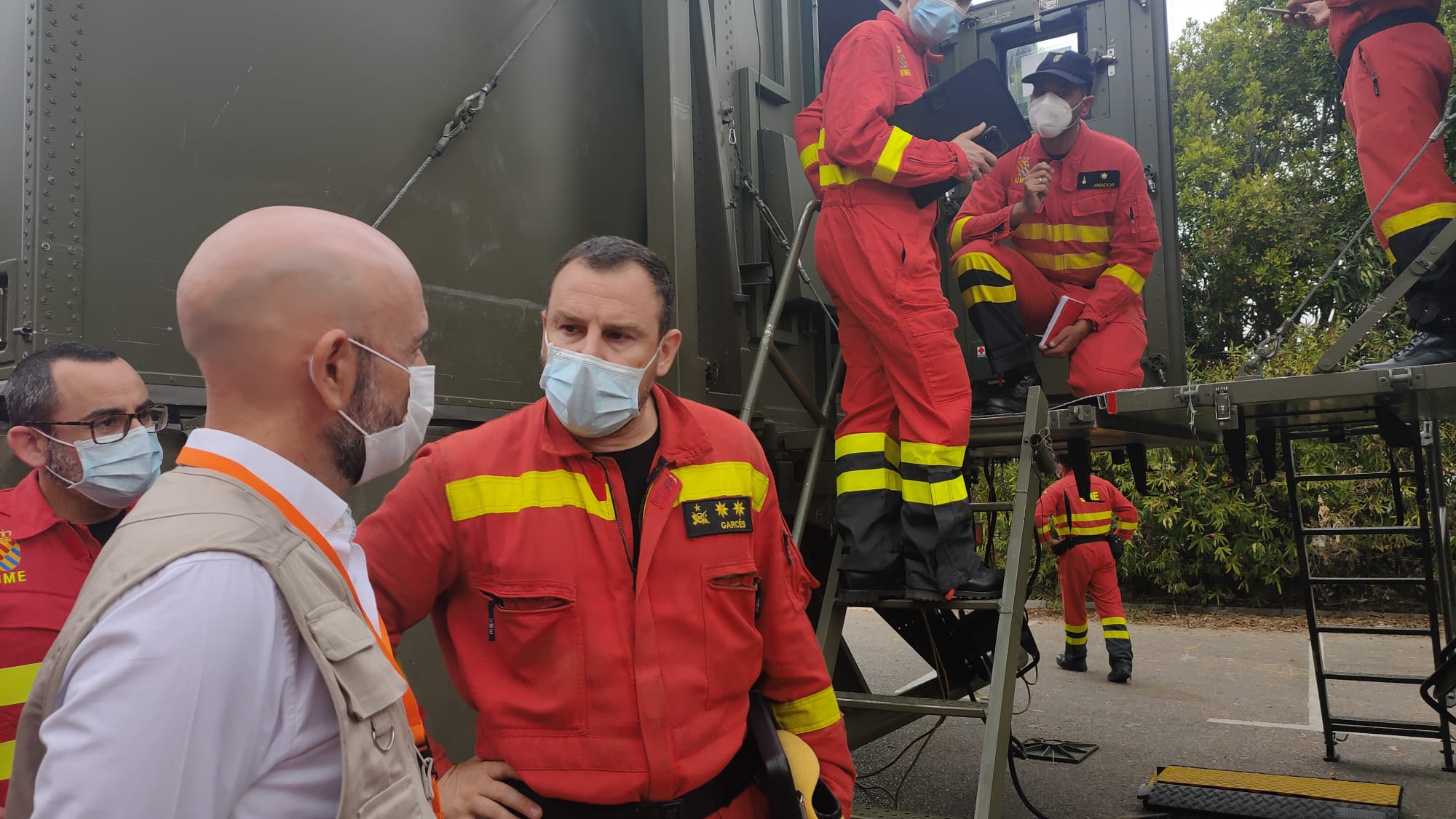 El incendio se bifurca y avanza en dos frentes este lunes