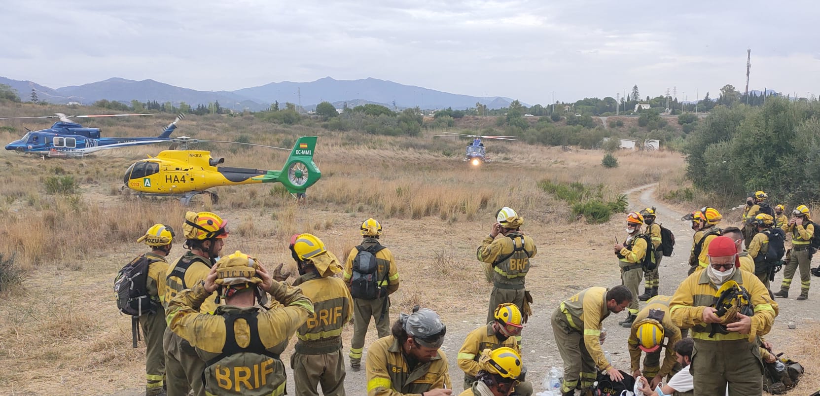 El incendio se bifurca y avanza en dos frentes este lunes