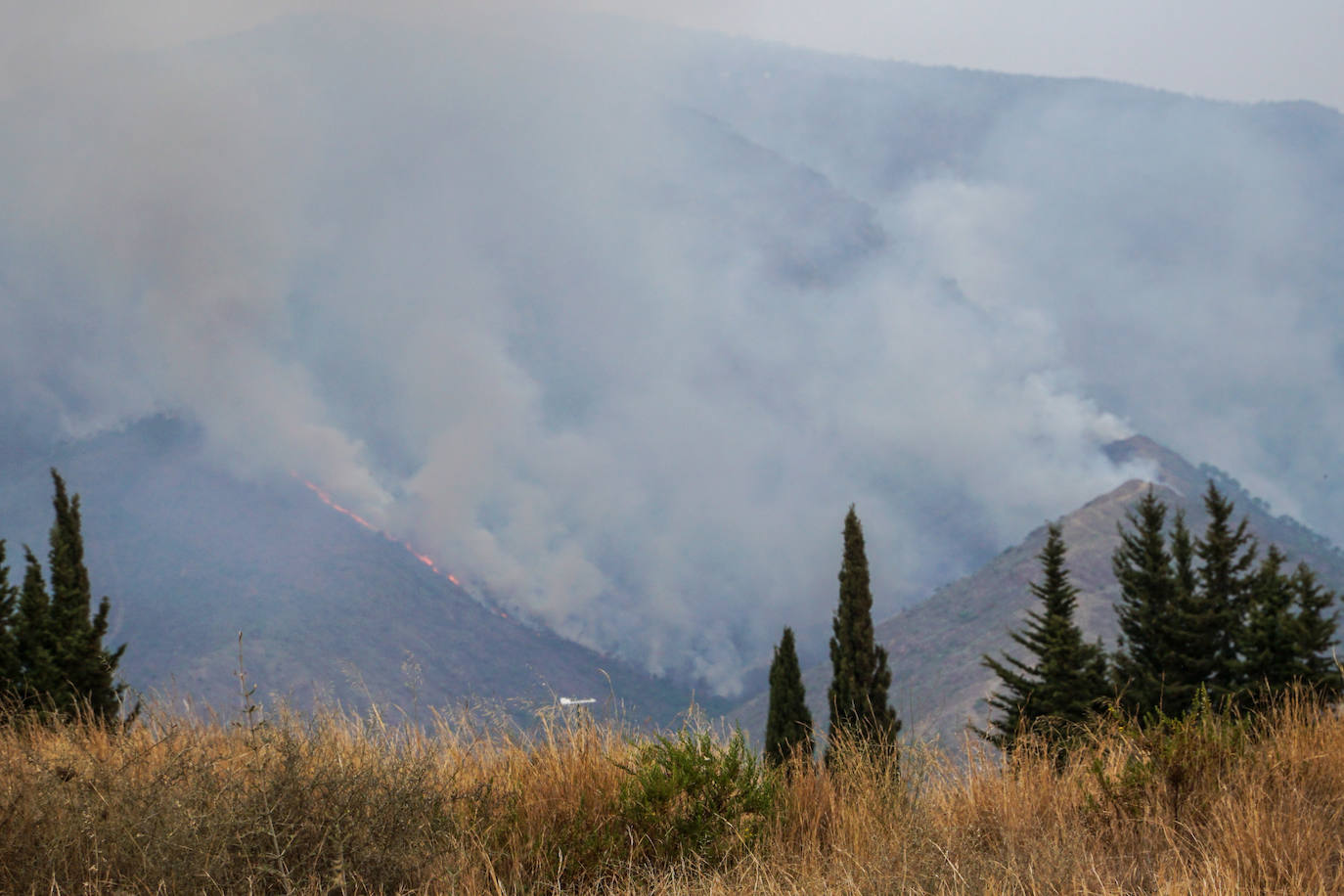 El incendio se bifurca y avanza en dos frentes este lunes