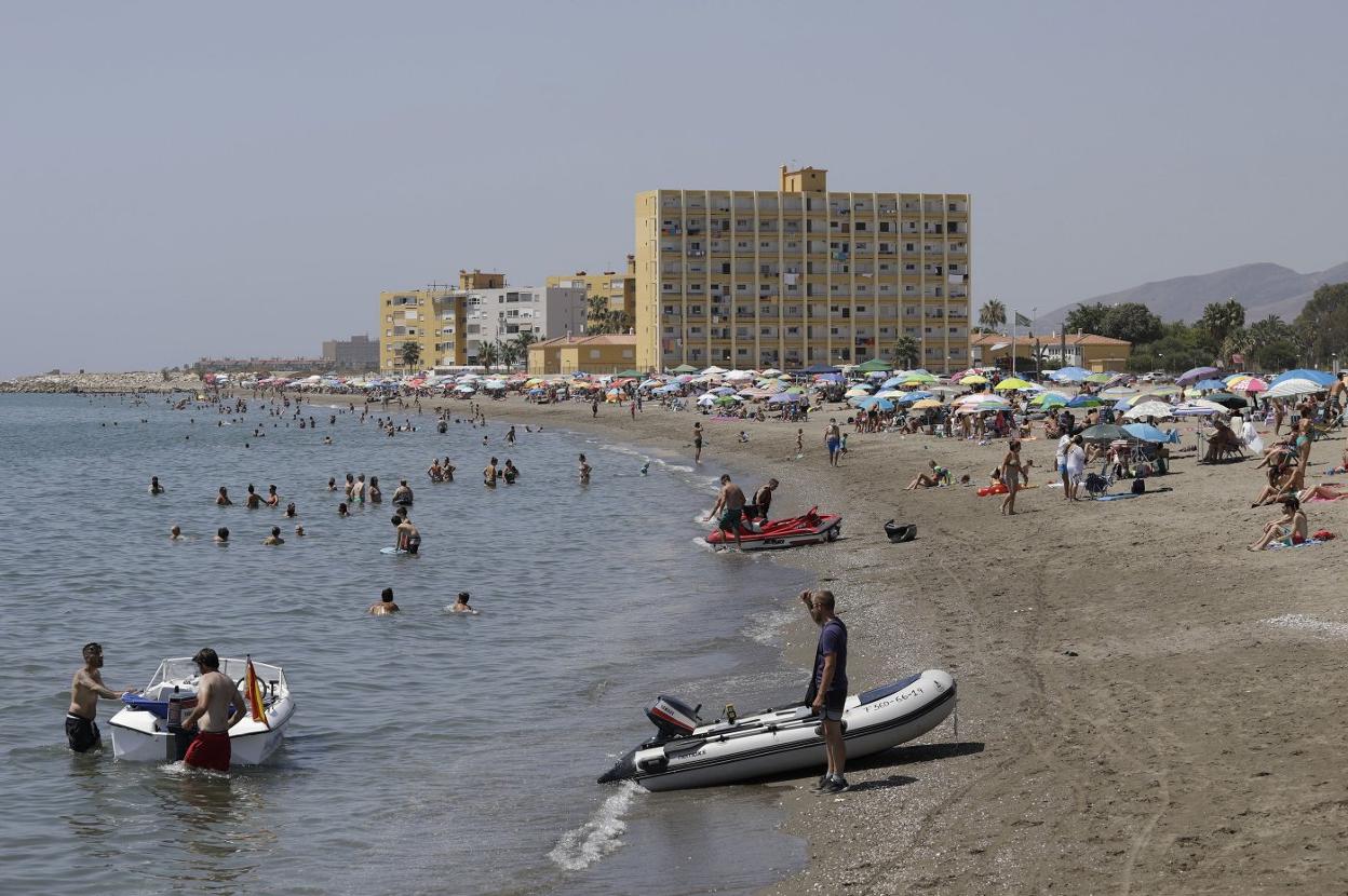 Una playa del litoral andaluz concurrida por muchos veraneantes en la época estival. sur