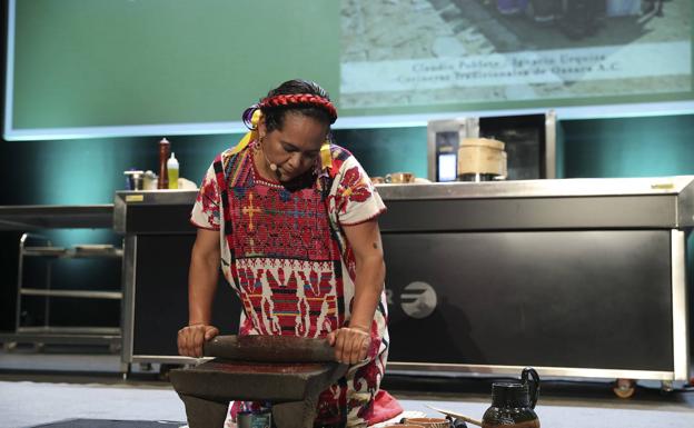 Charito Cruz, cocinera méxicana, prepara una pieza de cacao puro tostado.