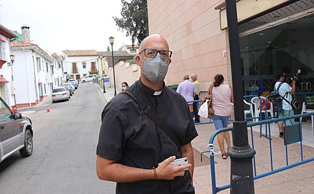 Andrés Conde, párroco, como voluntario, ayer en Ronda. 