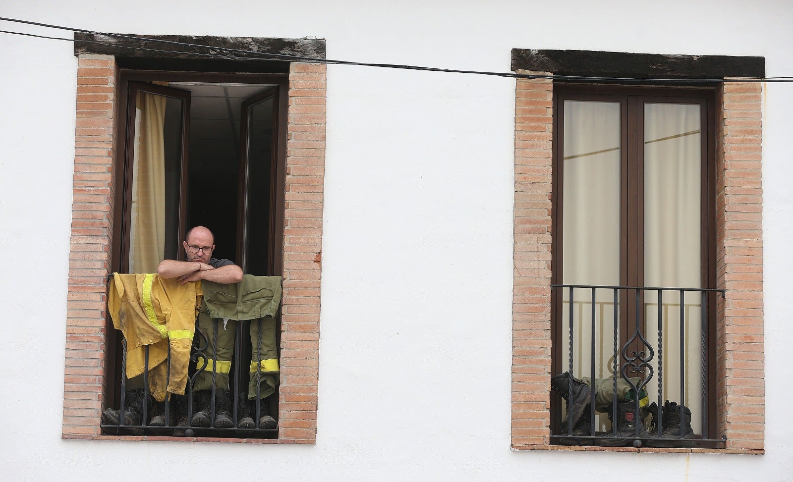 Un bombero del Infoca descansa en Benarrabá