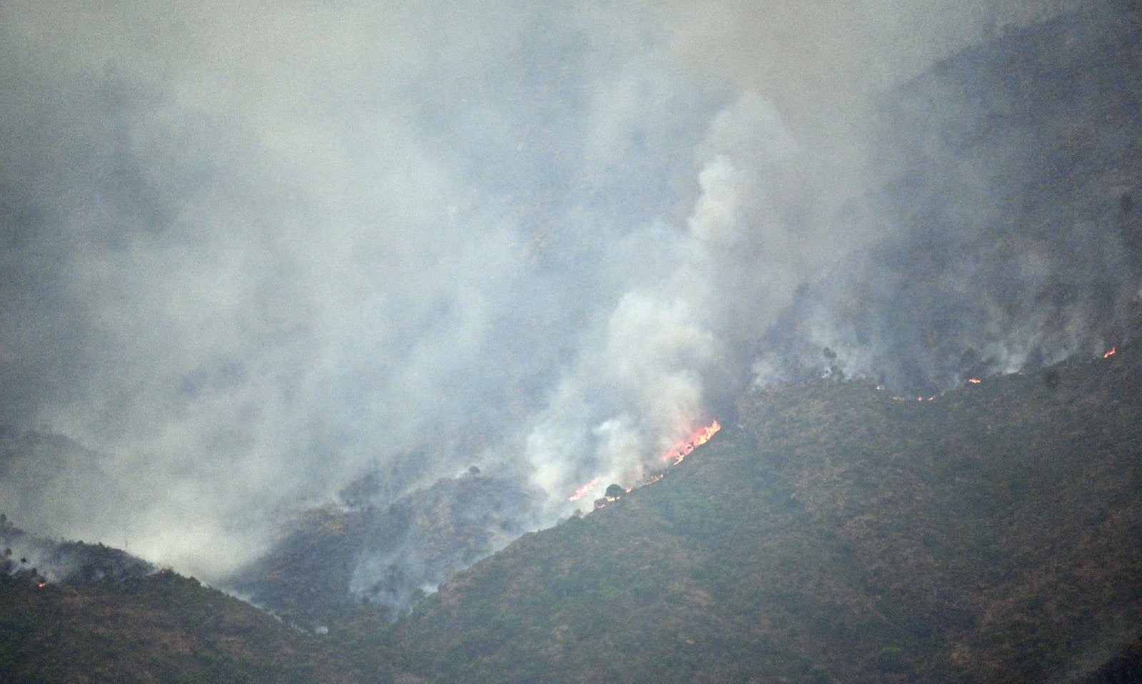 El incendio se bifurca y avanza en dos frentes este lunes