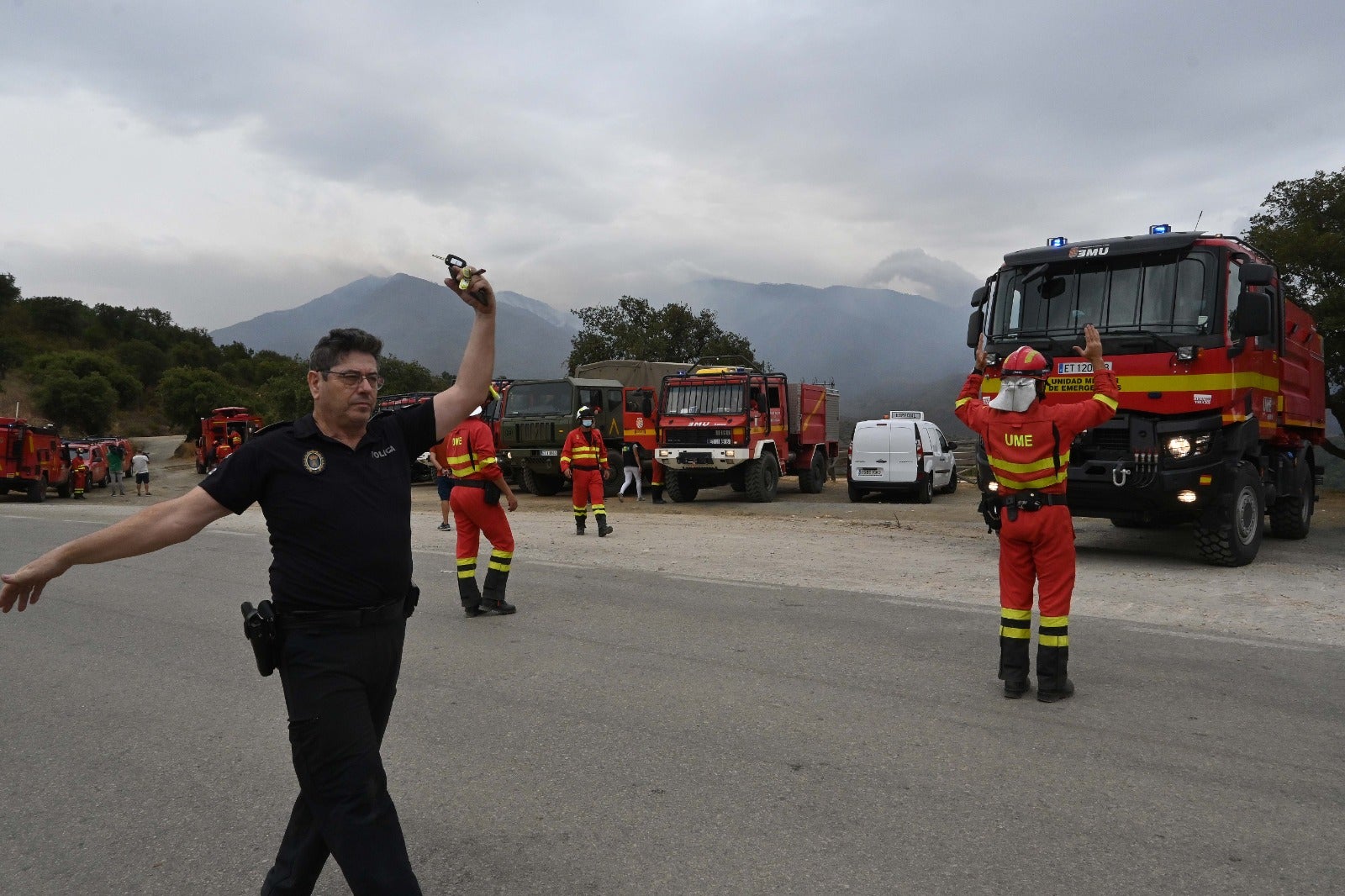 El incendio se bifurca y avanza en dos frentes este lunes