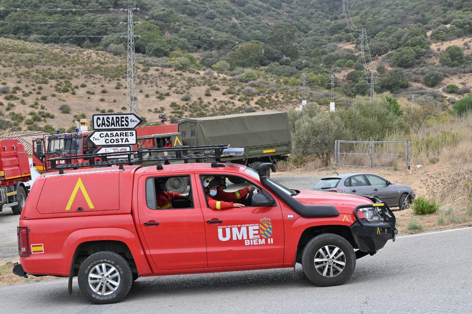 El incendio se bifurca y avanza en dos frentes este lunes