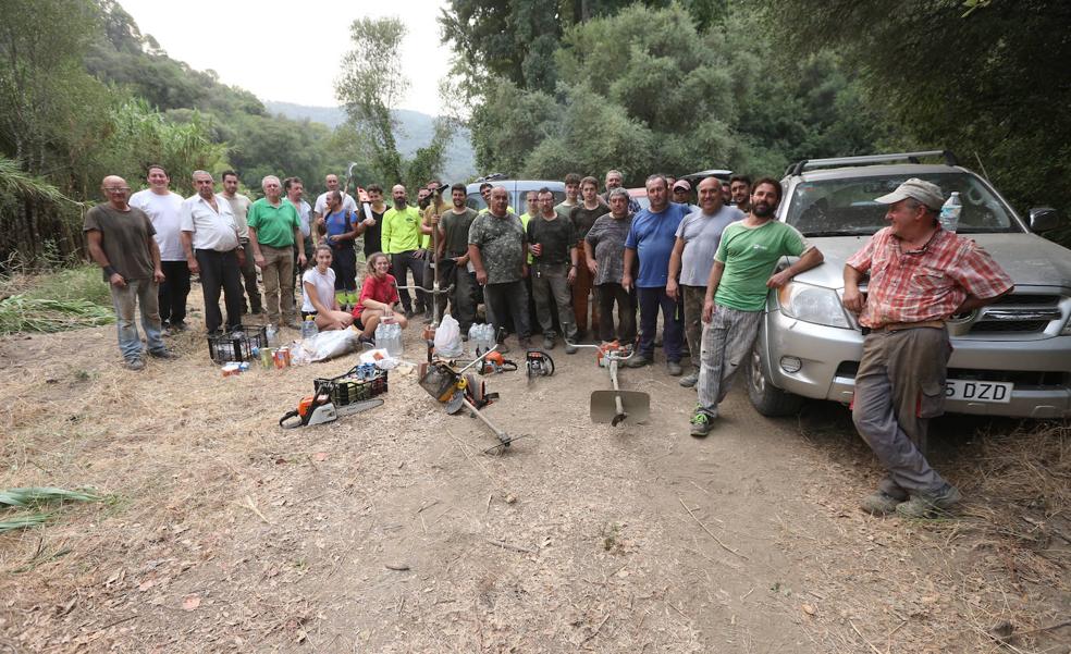 Vecinos de Benarrabá participan en los trabajos voluntarios para crear un cortafuegos que proteja la zona. 