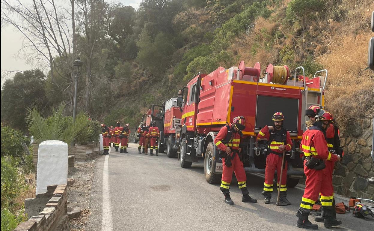 Efectivos de la UME, en el lugar del incendio, este lunes. 