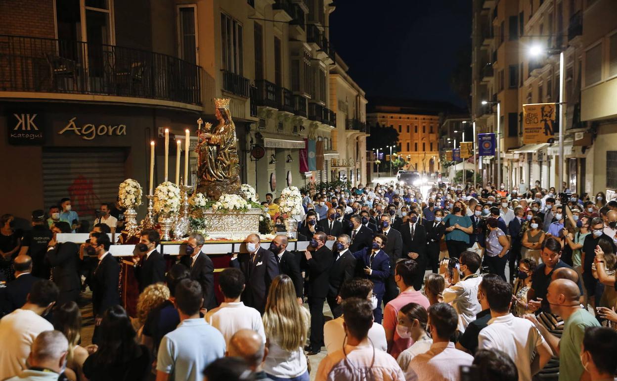 Traslado de la Virgen de la Victoria, a las seis y media de la mañana del pasado sábado. 