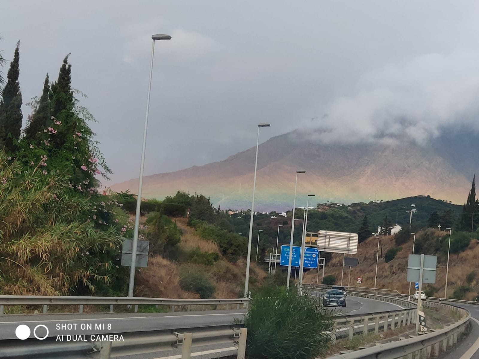 El milagro llegó en forma de lluvia al incendio de Sierra Bermeja. Ha sido una de las claves, pero que sin el trabajo de los equipos del Infoca y la UME tampoco hubiera sido posible controlar las llamas. Esta mañana, salía el sol y se dibujaba un arcoiris que los usuarios ha compartido en las redes sociales.