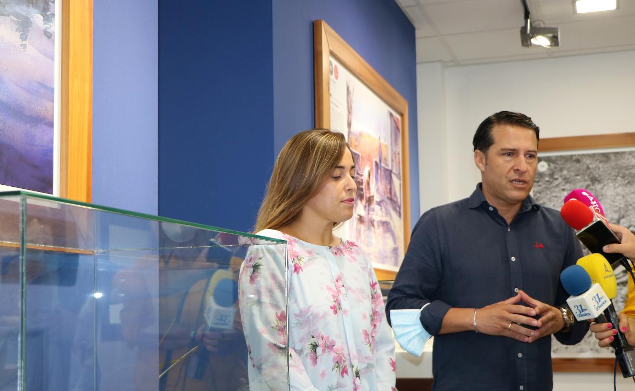 La concejala de Cultura y el alcalde, en la presentación de los resultados. 