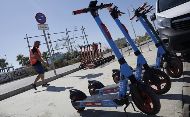 Los patinetes sólo pueden ser aparcados en la treintena de puntos habilitados en la ciudad. 