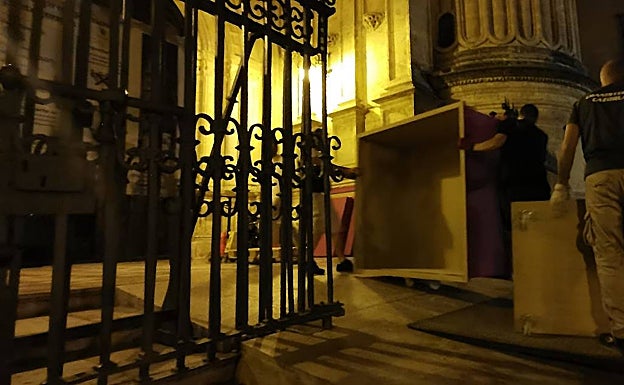 La Catedral de Málaga se prepara para la exposición de 13 imágenes titulares de la Semana Santa