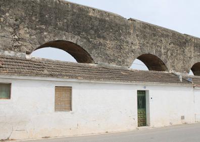 Imagen secundaria 1 - Arriba: Vista general de uno de los tramos del Acueducto de la Fuente del Rey. Abajo, por algunos de sus arcos pasan caminos asfaltados e incluso calles. En algunos puntos este acueducto ha servido como estructura para viviendas 