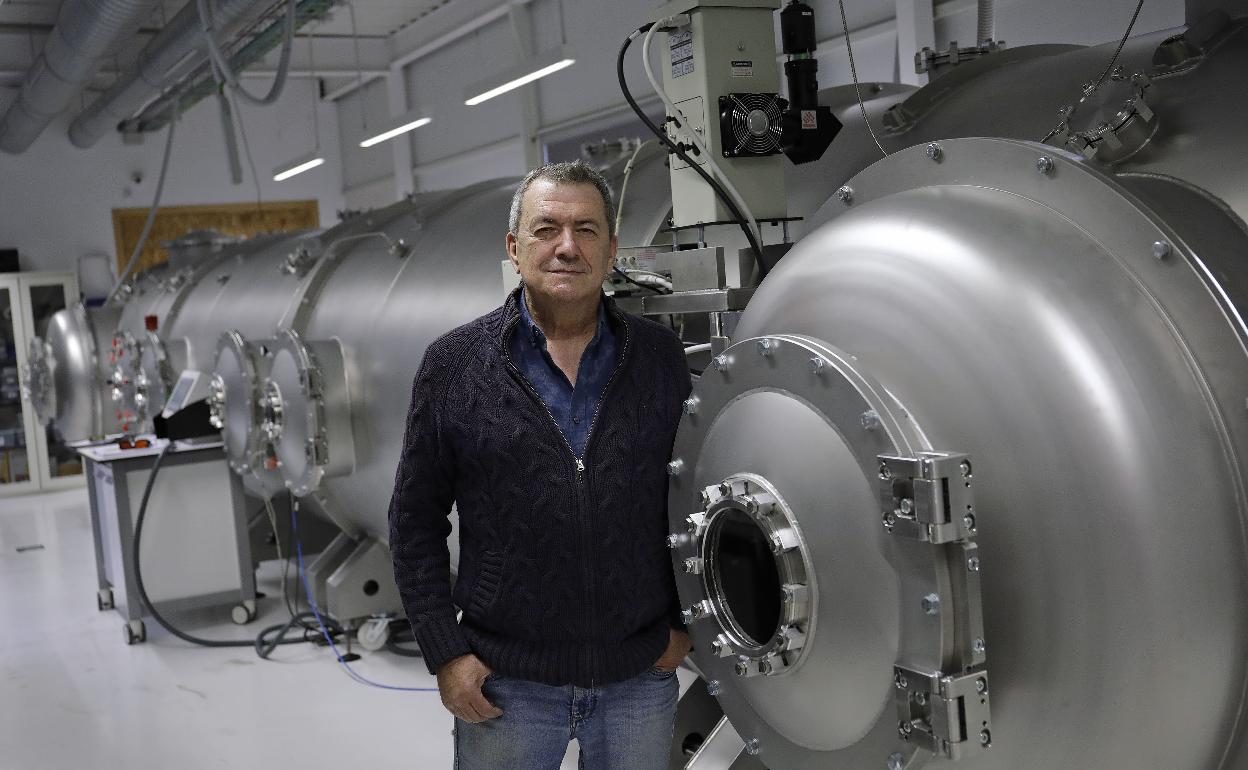 El profesor Laserna, ante la cámara marciana. 