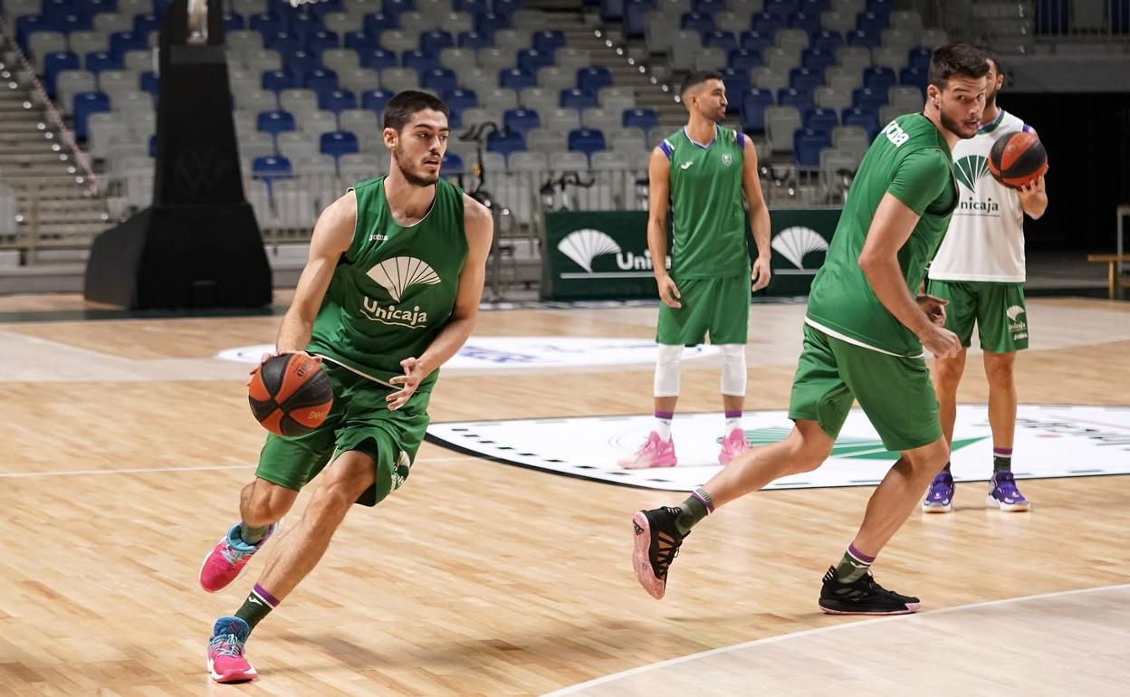 Vicedo, durante el entrenamiento de este viernes en el Carpena. 