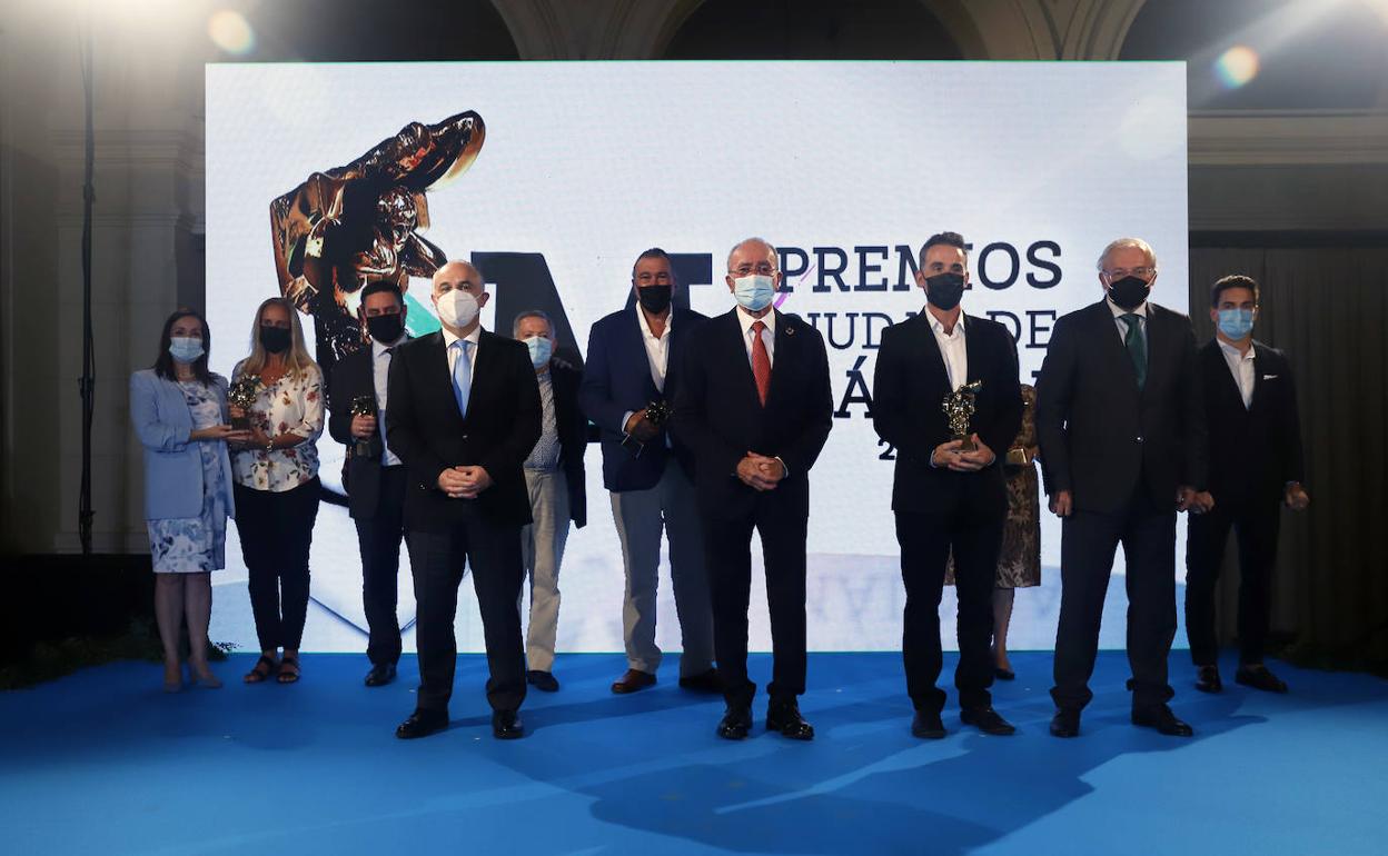 Foto de los galardonados en los Premios Ciudad de Málaga 2021 junto a la mención especial a los sanitarios, en el escenario del Patio de Banderas del Ayuntamiento. 