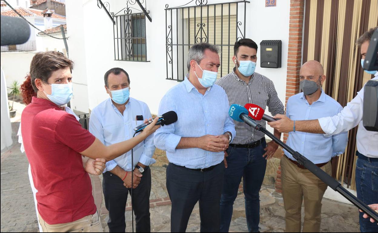 Espadas, esta mañana durante su visita a Jubrique. 