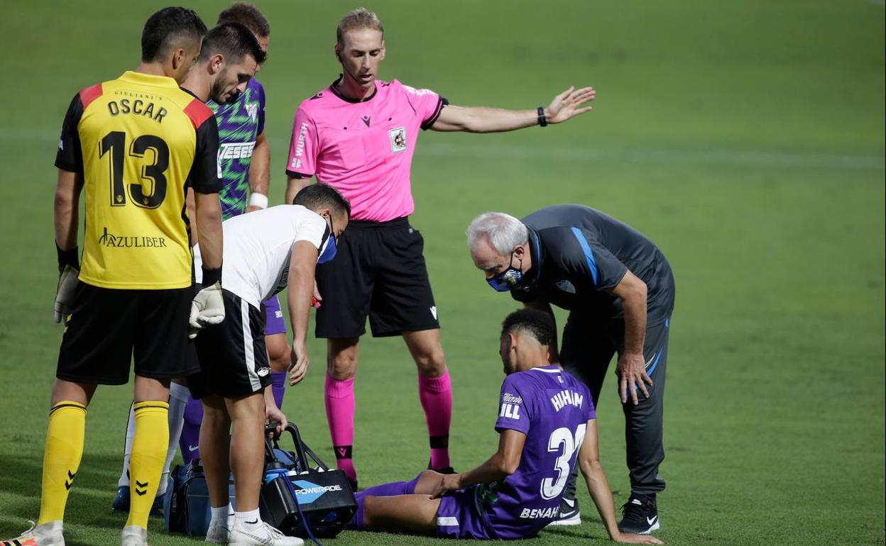 Hicham es atendido en el terreno de juego de Castalia en la segunda jornada de la Liga 2020-2021. 