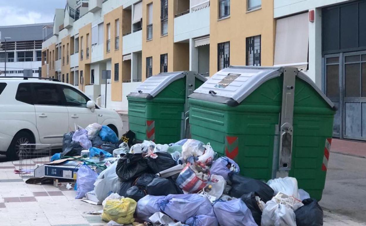 Contenedores repletos de basuras en Rincón de la Victoria. 