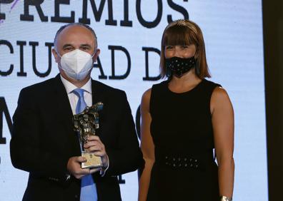 Imagen secundaria 1 - La gala tuvo un momento dedicado al trabajo de los sanitarios que puso al público en pie con un fuerte y emotivo aplauso. Juan Ignacio Zafra y Ruth Sarabia, con el premio a la Solidaridad concedido a Fundación La Caixa