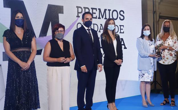 Imagen principal - La gala tuvo un momento dedicado al trabajo de los sanitarios que puso al público en pie con un fuerte y emotivo aplauso. Juan Ignacio Zafra y Ruth Sarabia, con el premio a la Solidaridad concedido a Fundación La Caixa