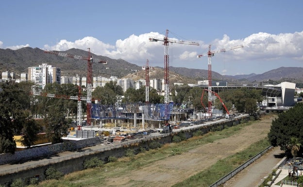 Imagen de ayer del Guadalmedina y las obras en la parcela del Rastro, con La Rosaleda al fondo. 