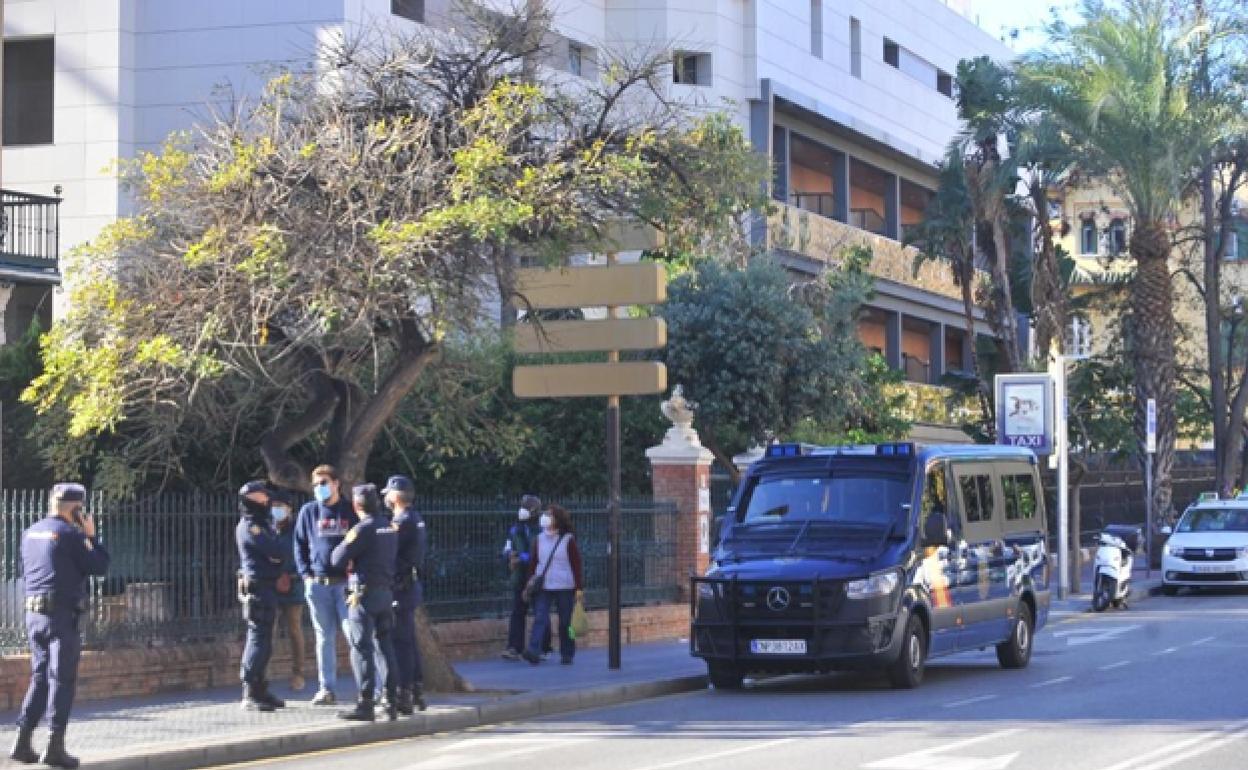 Policías nacionales en la puerta del hospital en el que falleció el agente. 