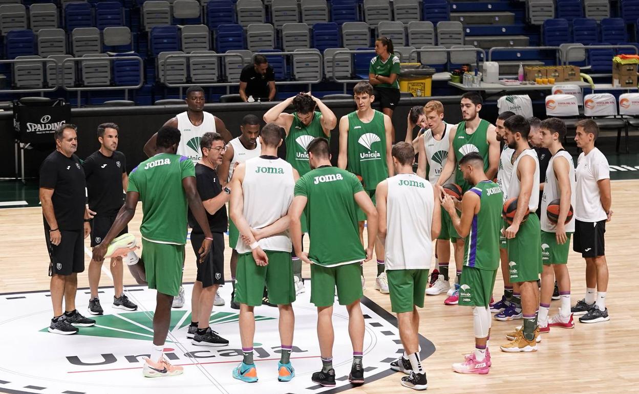 Katsikaris da instrucciones a sus jugadores en el entrenamiento del viernes. 