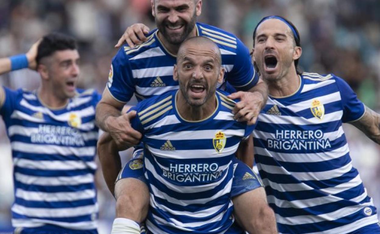 París Adot celebra con Yuri un gol de la Ponferradina esta temporada. 