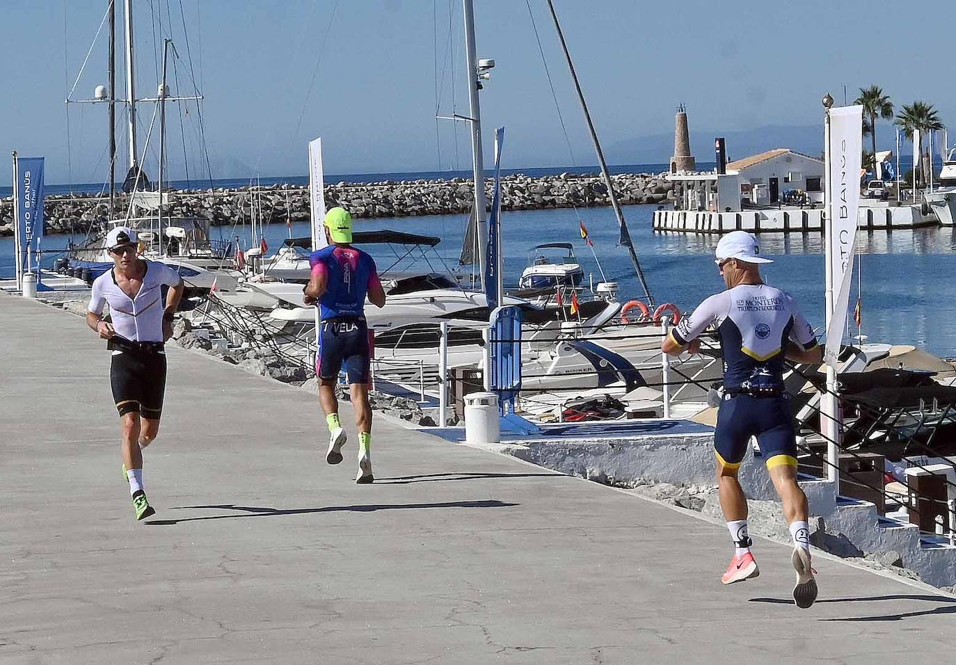 La prueba ha constado de dos kilómetros a nado desde en la playa de Levante de Puerto Banús, 90 en bicicleta, con un recorrido que va desde Marbella hasta Cártama y otros 21 kilómetros a pie por el paseo marítimo.