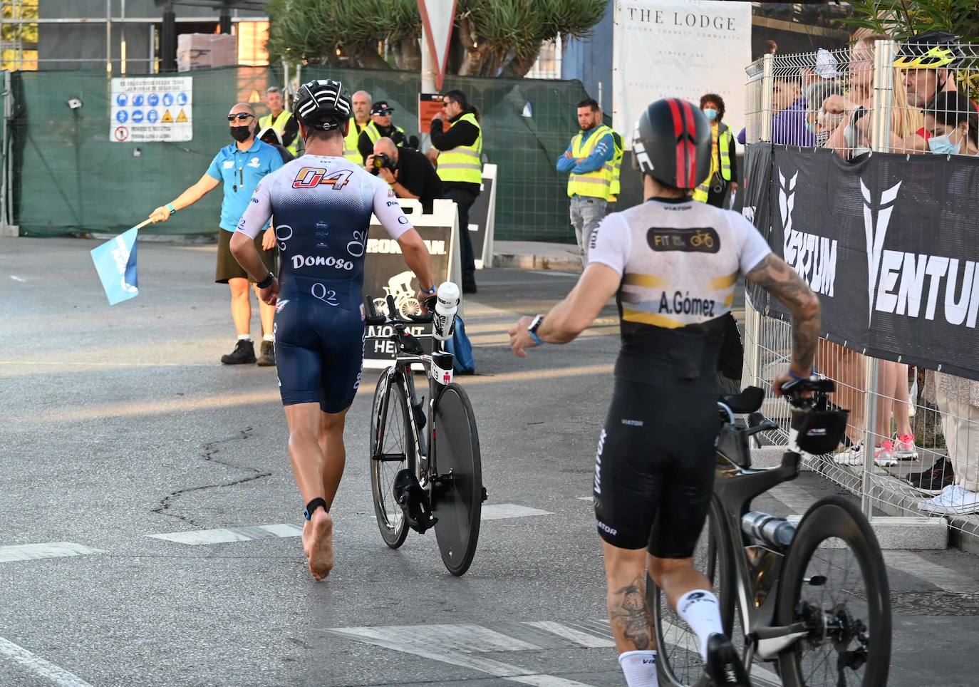 La prueba ha constado de dos kilómetros a nado desde en la playa de Levante de Puerto Banús, 90 en bicicleta, con un recorrido que va desde Marbella hasta Cártama y otros 21 kilómetros a pie por el paseo marítimo.