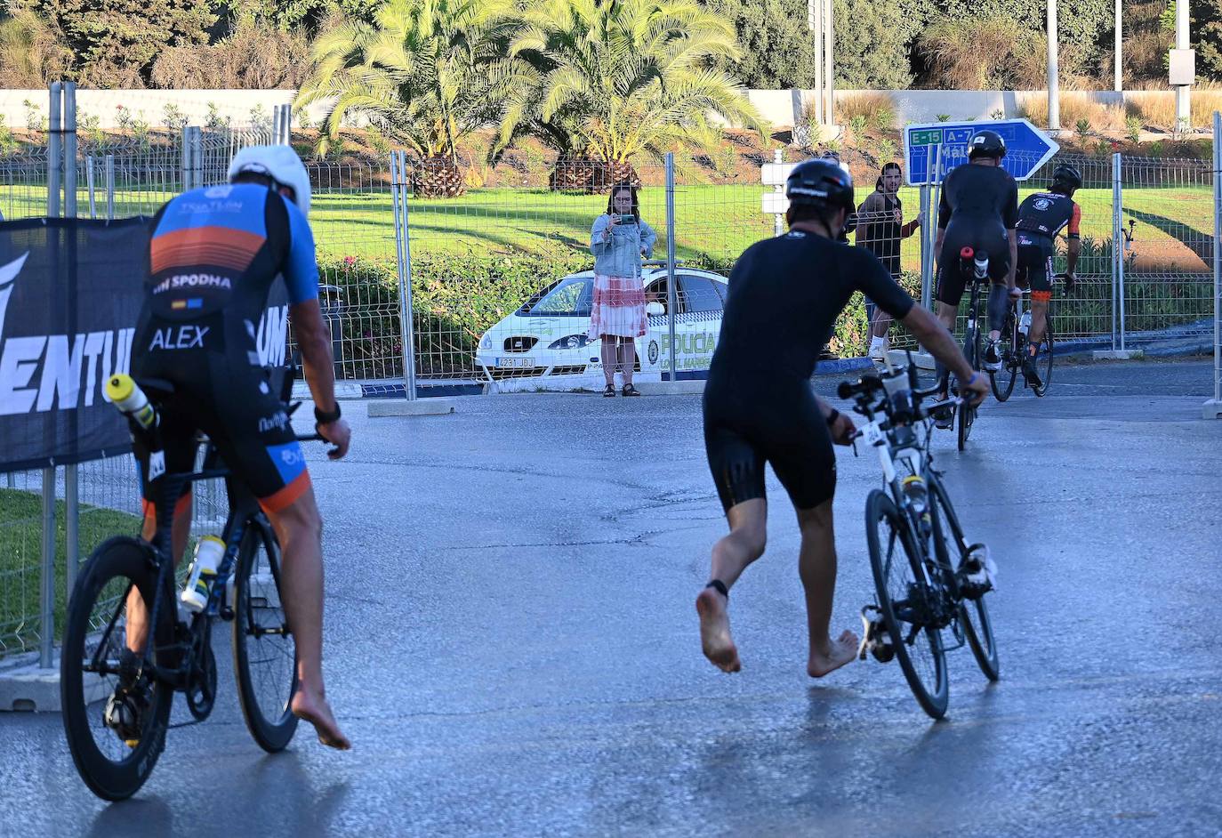 La prueba ha constado de dos kilómetros a nado desde en la playa de Levante de Puerto Banús, 90 en bicicleta, con un recorrido que va desde Marbella hasta Cártama y otros 21 kilómetros a pie por el paseo marítimo.