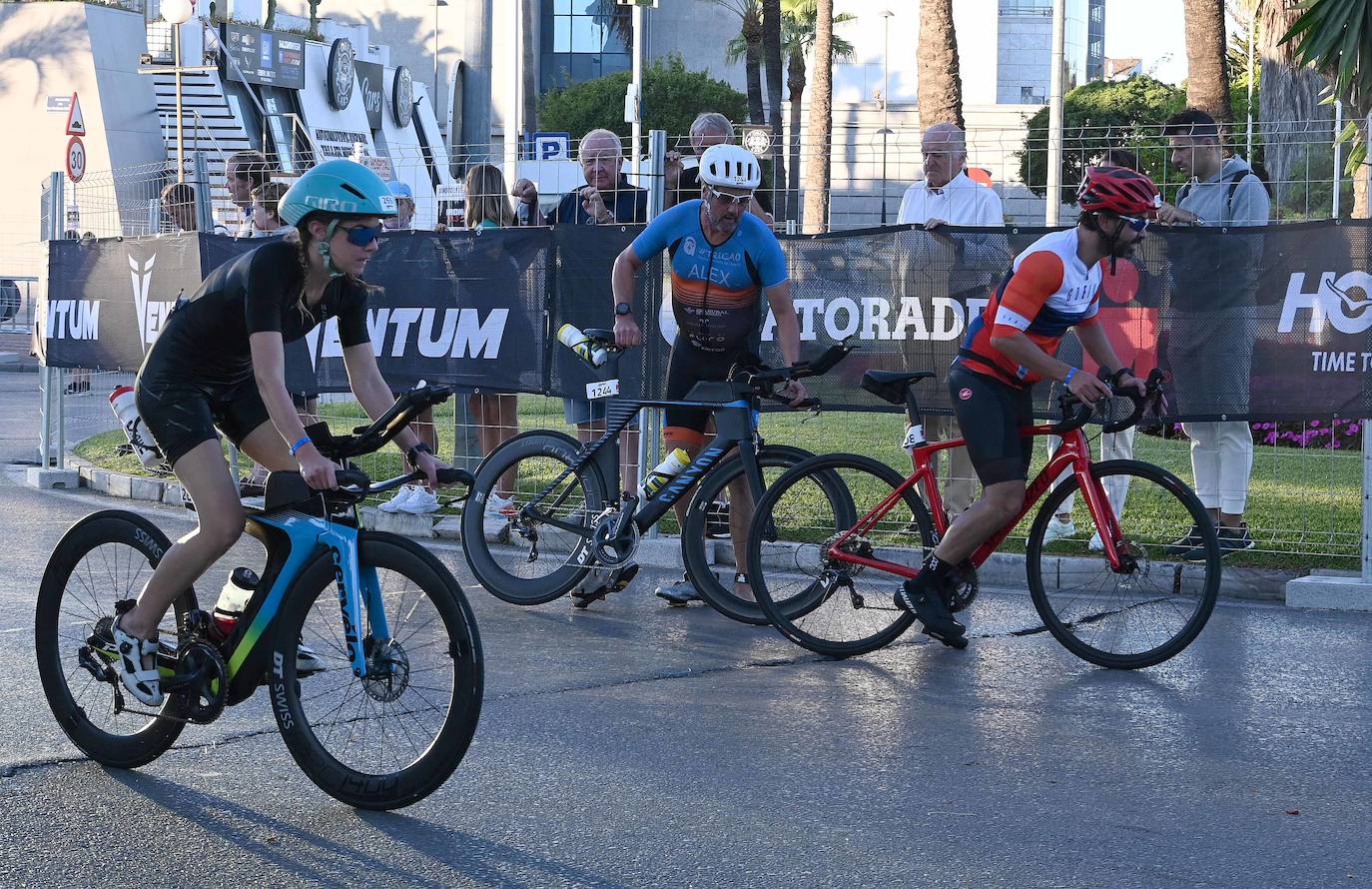 La prueba ha constado de dos kilómetros a nado desde en la playa de Levante de Puerto Banús, 90 en bicicleta, con un recorrido que va desde Marbella hasta Cártama y otros 21 kilómetros a pie por el paseo marítimo.