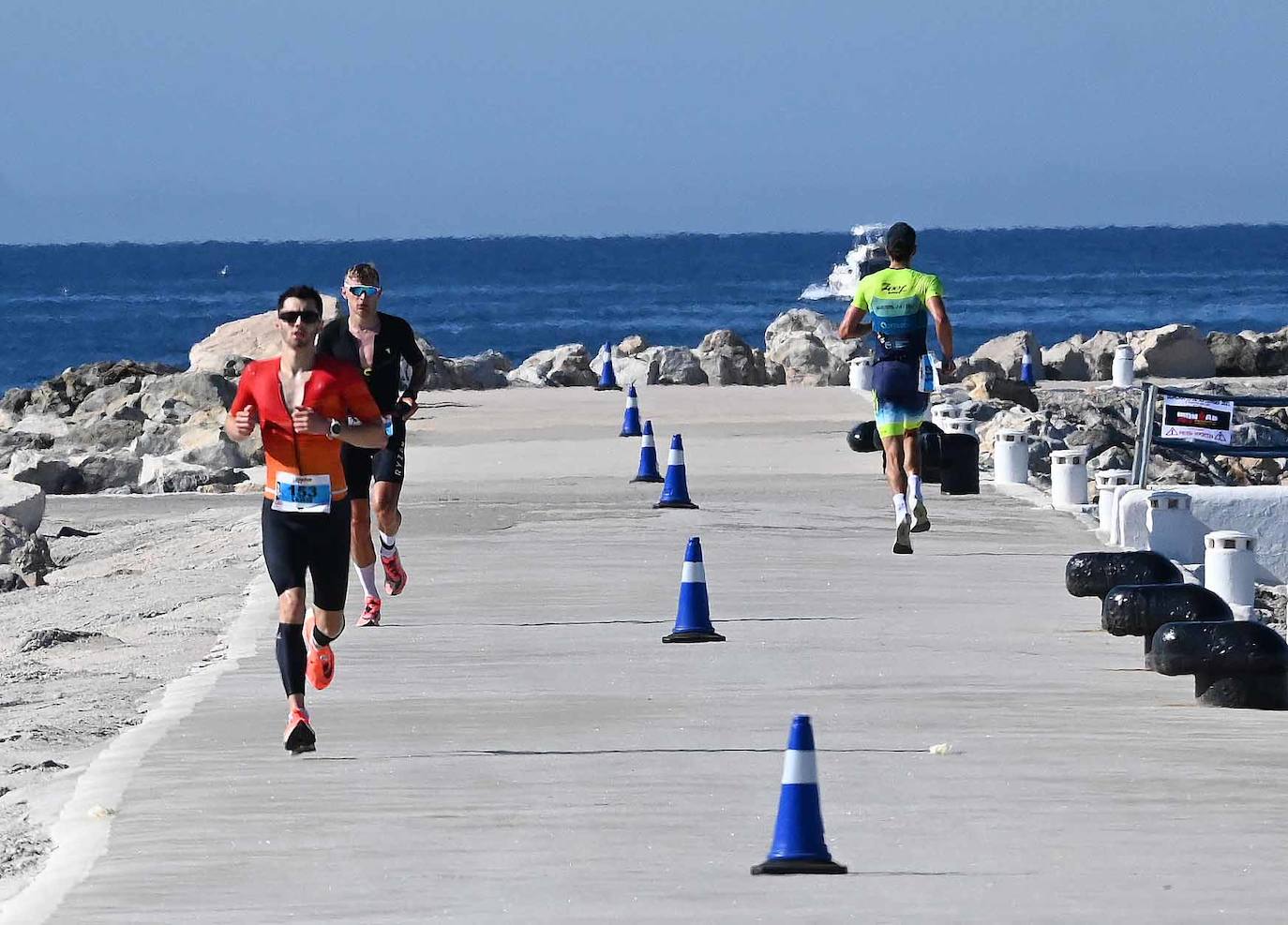 La prueba ha constado de dos kilómetros a nado desde en la playa de Levante de Puerto Banús, 90 en bicicleta, con un recorrido que va desde Marbella hasta Cártama y otros 21 kilómetros a pie por el paseo marítimo.