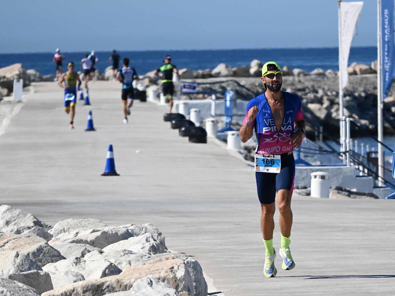 La prueba ha constado de dos kilómetros a nado desde en la playa de Levante de Puerto Banús, 90 en bicicleta, con un recorrido que va desde Marbella hasta Cártama y otros 21 kilómetros a pie por el paseo marítimo.