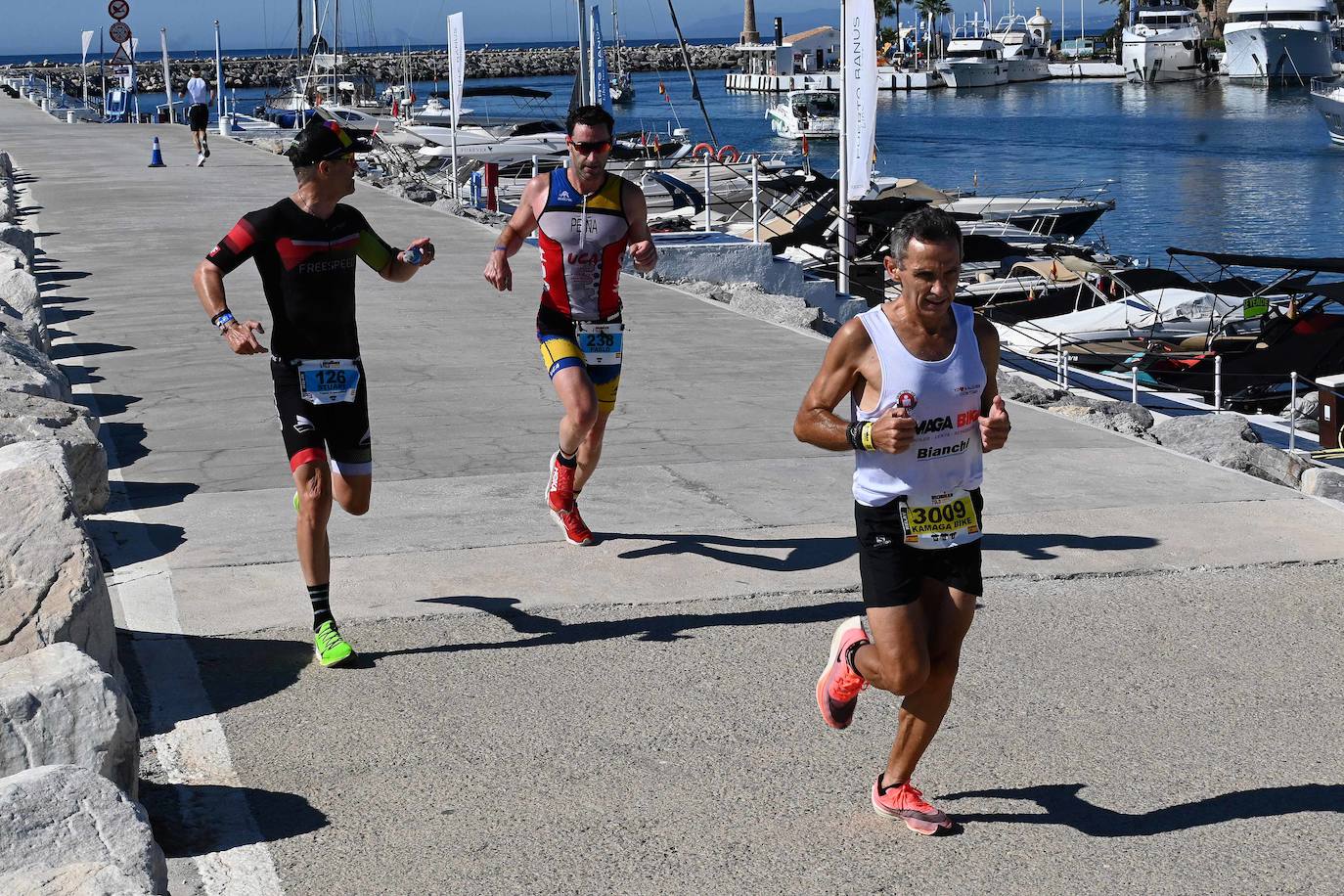 La prueba ha constado de dos kilómetros a nado desde en la playa de Levante de Puerto Banús, 90 en bicicleta, con un recorrido que va desde Marbella hasta Cártama y otros 21 kilómetros a pie por el paseo marítimo.